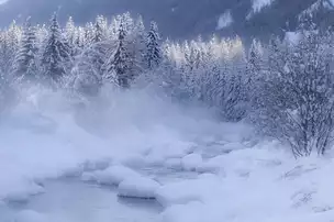 Verschneite Landschaft mit Fluss im Defereggental © TVB Osttirol / Blaha