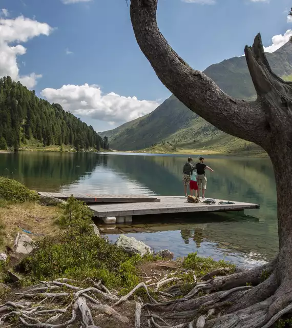Obersee Defereggental © TVB Osttirol / Berg im Bild OG Wanderer am Obersee im Defereggental © TVB Osttirol / Berg im Bild OG